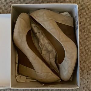 Report footware heels